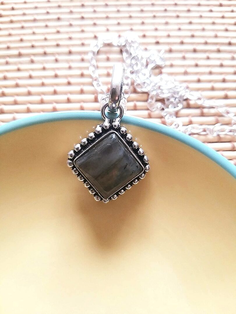 Labradorite Crystal Pendant Necklace | Natural Labradorite | Crystal Necklace Jewelery | Healing stone | Gift Crystal Necklace | Gift for Her